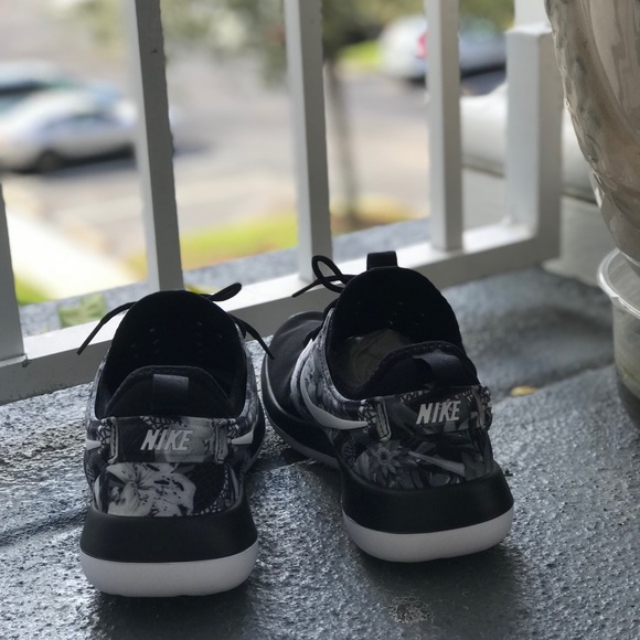 NWT Nike ID Roshe Two Print Black WMNS. - Picture 6 of 8